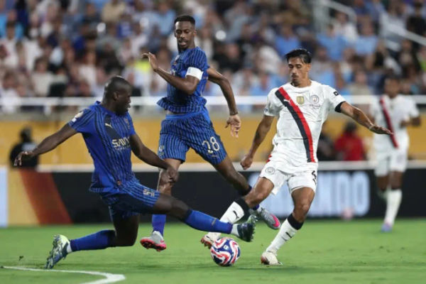 Một pha chắn bóng của Koulibaly (trái) trước Reijnders. Ảnh: FIFA