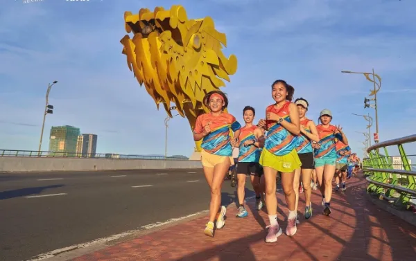 CLB Đà Nẵng Runners luyện tập ở khu vực cầu Rồng. Ảnh: Đà Nẵng Runners