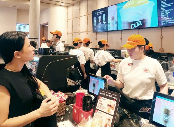 Muốn tăng trưởng nhanh, Việt Nam phải chuẩn bị cho già hóa dân số sớm - Ảnh 1.