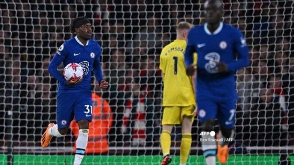 Striker Chelsea Inggris Noni Madueke (Kiri) merayakan gol pertama tim selama pertandingan sepak bola Liga Premier Inggris antara Arsenal dan Chelsea di Stadion Emirates, di London, pada 2 Mei 2023.