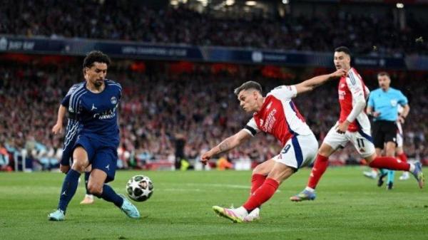 BERDUEL - Bek PSG, Marquinhos (kiri) mencoba untuk menutup pergerakan winger Arsenal, Leandro Trossard (kanan) pada pertandingan semifinal leg pertama Liga Champions di Emirate Stadium, pada Rabu (30/4/2025) dini hari WIB. Arsenal takluk dengan skor tipis 0-1 atas PSG.