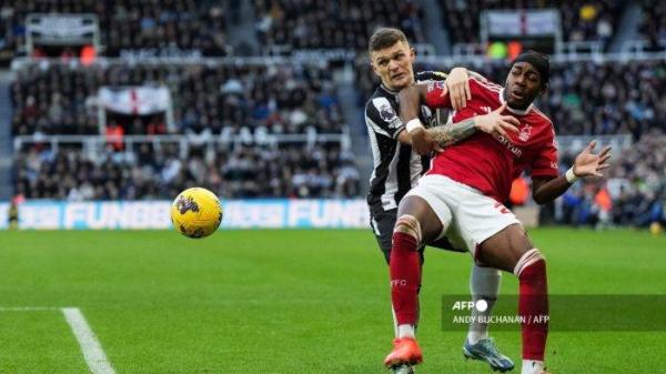 Gelandang Nottingham Forest asal Swedia #21 Anthony Elanga (depan) berebut bola dengan bek Inggris Newcastle United #02 Kieran Trippier (belakang) selama pertandingan sepak bola Liga Premier Inggris antara Newcastle United vs Nottingham Forest di St James' Park di Newcastle-upon- Tyne, Inggris timur laut pada 26 Desember 2023. ANDY BUCHANAN / AFP