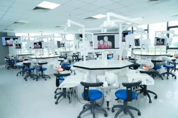 Phòng thực hành hiện đại - không gian giúp sinh viên làm quen với kỹ thuật điều trị trước khi tiếp xúc với bệnh nhân thực tế. Ảnh: NTTU
