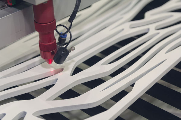 Máy cắt CNC laser xử lý vật liệu nhựa acrylic. Ảnh: Vecteezy