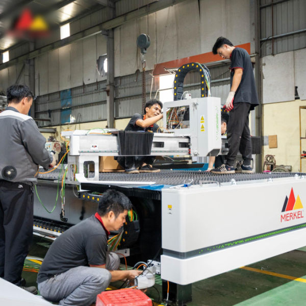 Quy trình lắp đặt máy tại công ty Nam Vượng. Ảnh: Nam Vượng