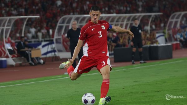 KUALIFIKASI PIALA DUNIA - Pesepak bola Timnas Indonesia Jay Idzes memberikan umpan saat melawan Timnas China pada Kualifikasi Piala Dunia 2026 zona Asia di Stadion Gelora Bung Karno (GBK) Jakarta, Kamis (5/6/2025). Indonesia berhasil memenangkan pertandingan dengan skor tipis 1-0 melawan China. Di foto menggunakan kamera Canon EOS R1 dan lensa RF 100-500mm. TRIBUNNEWS/HERUDIN
