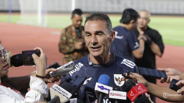 LATIHAN TIMNAS U-23 - Pelatih Timnas Indonesia U-23 Gerald Vanenburg memberikan arahan saat sesi latihan di Stadion Madya, Komplek GBK, Senayan, Jakarta, Kamis (10/7/2025). Timnas Indonesia U-23 menjalani pemusatan latihan di Jakarta sebagai persiapan Piala AFF U-23 2025. TRIBUNNEWS/IRWAN RISMAWAN