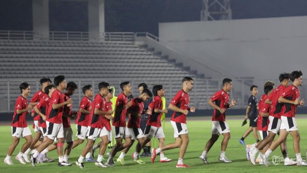 LATIHAN TIMNAS U-23 - Sejumlah pesepak bola Timnas Indonesia U-23 mengikuti sesi latihan di Stadion Madya, Komplek GBK, Senayan, Jakarta, Kamis (10/7/2025). Timnas Indonesia U-23 menjalani pemusatan latihan di Jakarta sebagai persiapan Piala AFF U-23 2025. TRIBUNNEWS/IRWAN RISMAWAN