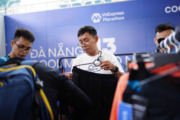 Trang phục, phụ kiện cũng có sẵn tại expo. Ảnh: VM