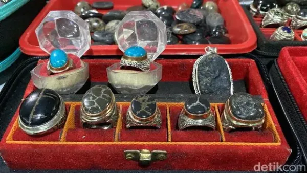 Meski tidak se-booming dulu, masih banyak orang yang tertarik mengoleksi batu akik. Seperti yang tampak di Kayoon Gems Festival.