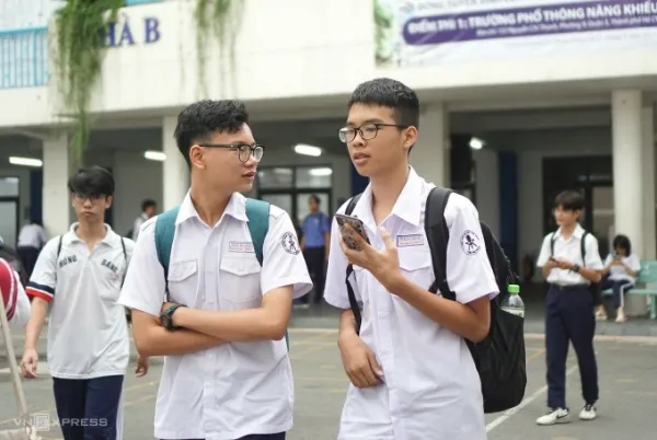 Học sinh sử dụng điện thoại để liên hệ phụ huynh sau giờ thi vào lớp 10 trường Phổ thông Năng khiếu, tháng 5. Ảnh: Lệ Nguyễn