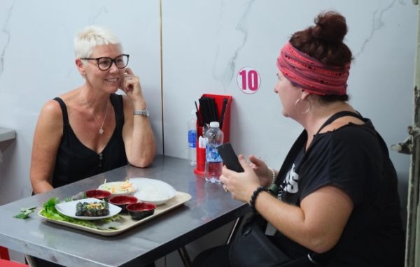 Kryssy và Cindy, du khách Australia, khám phá foodtour ở TP HCM, tháng 12/2024. Ảnh: Bích Phương