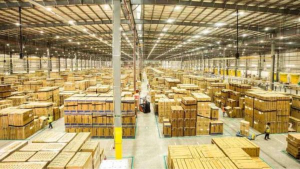 भारतातील Amazon मेझॉनच्या पूर्णफिलमेंट हाऊसपैकी एक (स्त्रोत: इंटरनेट)