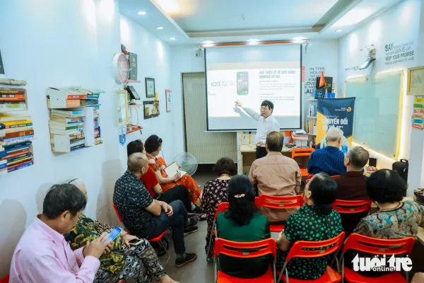 Thầy giáo mở lớp học AI và chuyển đổi số miễn phí cho người cao tuổi - Ảnh 1.