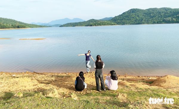 Mê mẩn hồ Phú Ninh mùa nước cạn, du khách đổ về check-in cây cô đơn - Ảnh 4.
