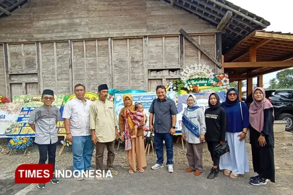 menyerahkan-santunan-kepada-keluarga-mahasiswa-korban-insiden-perahu-terbalik-2.jpg