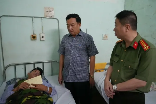 Đại diện lãnh đạo Công an Lâm Đồng thăm, động viên trung tá Hiệp tại bệnh viện. Ảnh: Hoàng Long