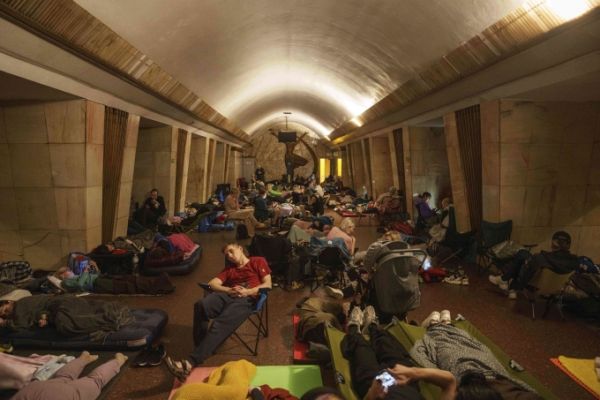 Người dân Ukraine trú ẩm dưới sân ga tàu điện ngầm ở Kiev trong một đợt tấn công của Nga ngày 10/7. Ảnh: AP