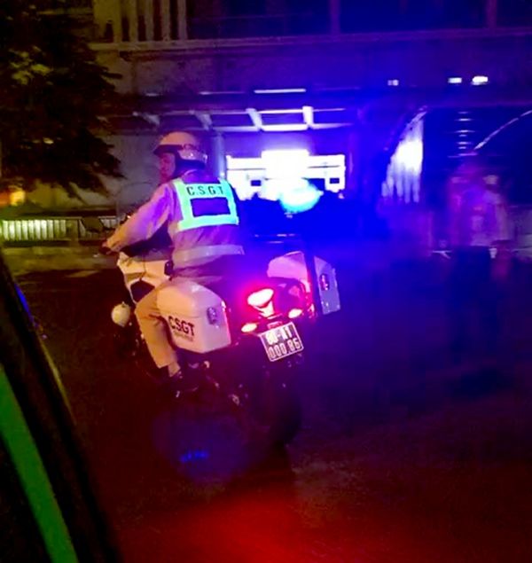 Cảnh sát giao thông dẫn đường taxi chở bé trai co giật đến bệnh viện cấp cứu kịp thời - Ảnh 2.