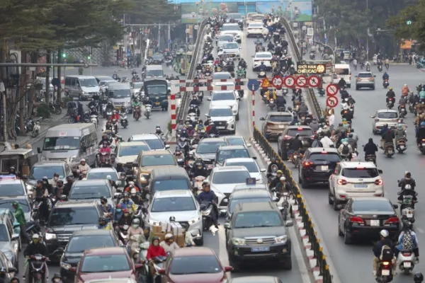 Phương tiện lưu thông trên phố Sơn Tây, Hà Nội. Ảnh: Ngọc Thành