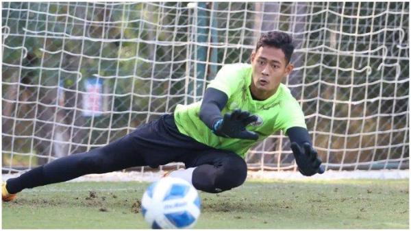 Kiper Erlangga Setyo dalam sesi Pemusatan Latihan (TC) Timnas Indonesia U20 di Spanyol. TC guna persiapan untuk Piala Dunia 2023 sebelum dibatalkan.