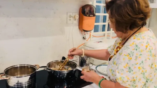 Món bún súng hải sản lạ miệng của NSND Lệ Thủy - Ảnh 4. Lệ Thủy - Ảnh 3.
