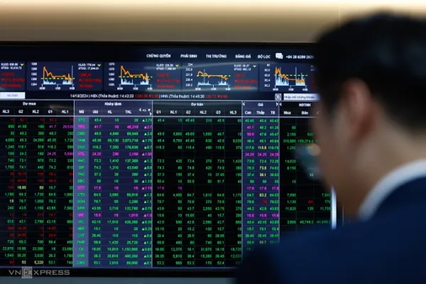 Nhà đầu tư đang theo dõi bảng điện tại một công ty chứng khoán ở TP HCM. Ảnh: An Khương
