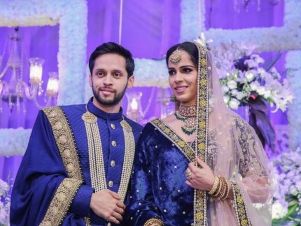 सायनेने रिसेप्शनमध्ये निळा लेहेंगा घातला होता आणि तिच्या नव husband ्याने निळा शेरवानी परिधान केला होता.
