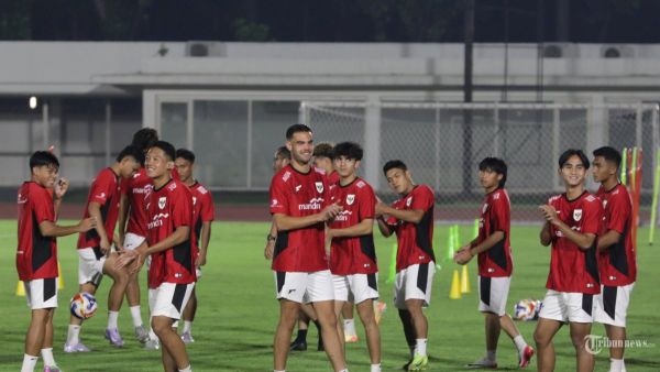 LATIHAN TIMNAS U-23 - Sejumlah pesepak bola Timnas Indonesia U-23 mengikuti sesi latihan di Stadion Madya, Komplek GBK, Senayan, Jakarta, Kamis (10/7/2025). Timnas Indonesia U-23 menjalani pemusatan latihan di Jakarta sebagai persiapan Piala AFF U-23 2025. TRIBUNNEWS/IRWAN RISMAWAN