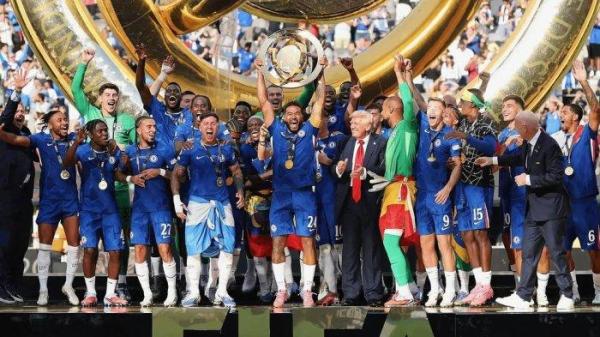 CHELSEA JUARA DUNIA- Chelsea dari Inggris keluar sebagai juara Piala Dunia Antarklub FIFA. Presiden AS Donald Trump menjadi pusat perhatian saat Chelsea dia mengangkat trofi dan disambut dengan cemoohan di final Piala Dunia Antarklub FIFA di Stadion MetLife yang tiketnya terjual habis pada Senin (14/7) dini hari WIB di East Rutherford, New Jersey, AS. Trump dicemooh saat dia terlihat di papan video saat lagu kebangsaan diputar sebelum pertandingan, dan kemudian saat berjalan keluar bersama presiden FIFA Gianni Infantino untuk menyerahkan trofi kompetisi, penghargaan individu, dan medali untuk juara kedua.