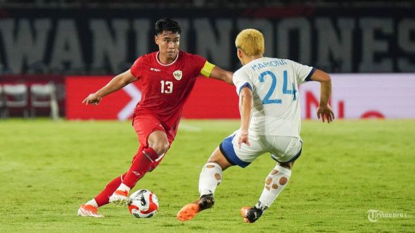 Pesepak Bola Timnas Indonesia, Muhammad Ferrari (kiri) melewati adangan pesepak bola Filipina pada laga pamungkas Grup B Piala AFF 2024 di Stadion Manahan, Solo, Sabtu (21/12/2024) malam. Tribun Solo