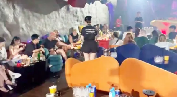 Quán bar The Black Lounge bị cảnh sát kiểm tra. Ảnh: Công an cung cấp