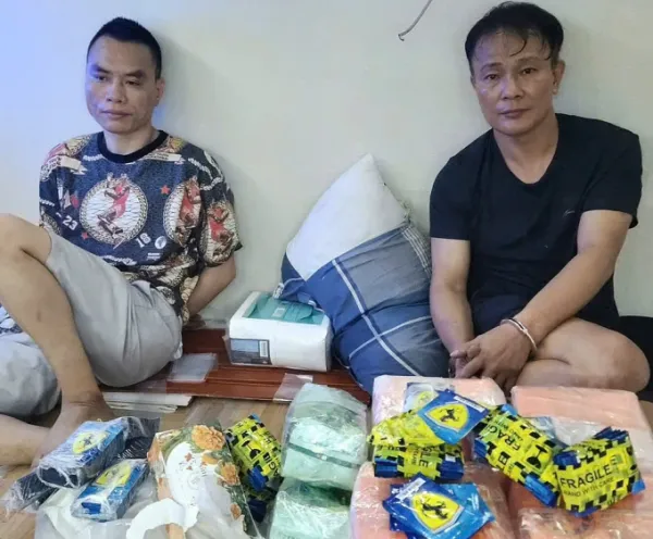 Các nghi phạm và tang vật bị thu giữ. Ảnh: Ngọc Bích