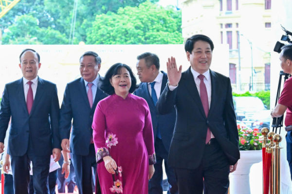 Chủ tịch nước Lương Cường cùng Bí thư Thành ủy Hà Nội Bùi Thị Minh Hoài dự hội nghị tại cung văn hóa Lao động Hữu nghị Việt Xô. Ảnh: Võ Hải