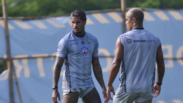 LATIHAN BARU - Dua penyerang baru Persib Bandung, Ramon Tanque dan Wiliam Marcilio dalam sesi latihan tim menuju kompetisi Super League 2025/2026. (Website Persib - 14/7/2025))