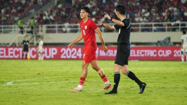 Rafael Struick saat protes terhadap keputusan wasit di laga Timnas Indonesia menghadapi Filipina di Stadion Manahan, Solo, Jawa Tengah, Sabtu (21/12/2024).