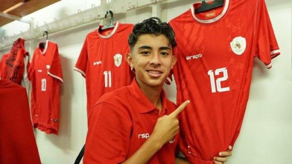 Pemain diaspora asal Brasil, Welber Jardim menunjuk jersey Timnas Indonesia.