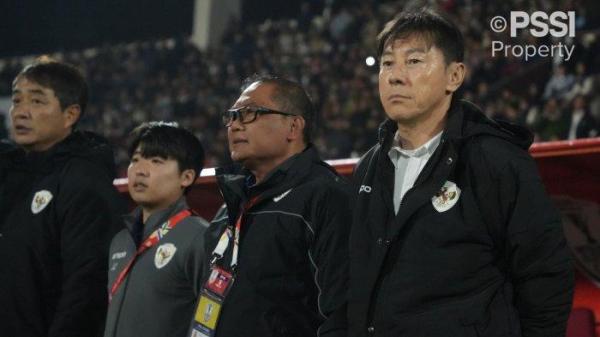 Aksi pelatih Timnas Indonesia Shin Tae-yong saat memimpin laga kontra Vietnam pada lanjutan Grup B Piala AFF 2024, Minggu (15/12/2024) malam WIB.