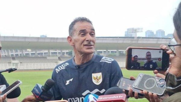 PELATIH TIMNAS U-23 - Pelatih Timnas U-23, Gerald Vanenburg saat diwawancarai usai memimpin latihan Garuda Muda di Stadion Madya, Senayan, Jakarta, Senin (23/6/2025).
