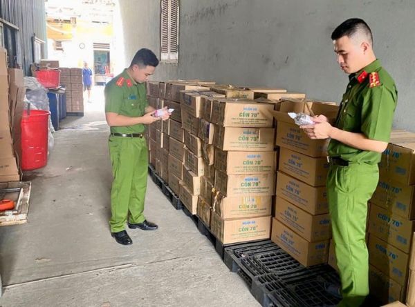 Phá đường dây sản xuất, buôn bán cồn y tế giả quy mô lớn - Ảnh 1.