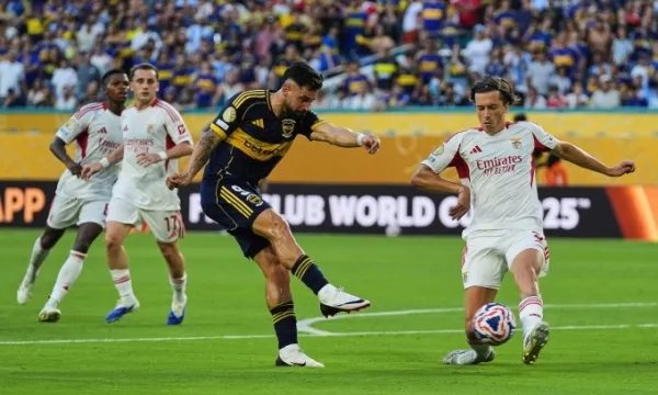 Carreras (phải) chặn một cú sút của tiền đạo đối phương trong trận Benfica hòa Boca Juniors 2-2 ở bảng C FIFA Club World Cup 2025 trên sân Hard Rock, Miami ngày 17/6. Ảnh: AP