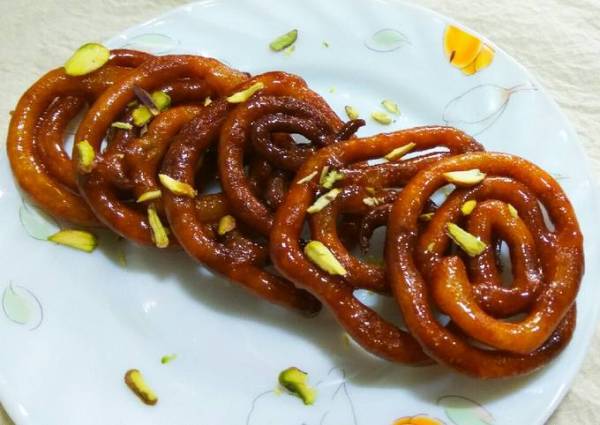 स्वाती चौधरी झा यांनी हिंदीमध्ये हिंदी रेसिपीमध्ये मावा जलेबी रेसिपी - कुकपॅड