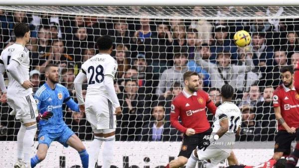 Striker Belanda Leeds United Crysencio Summerville (3R) menembak dari jarak dekat selama pertandingan sepak bola Liga Premier Inggris antara Leeds United dan Manchester United di Elland Road di Leeds, Inggris utara pada 12 Februari 2023.
Oli SCARFF / AFP