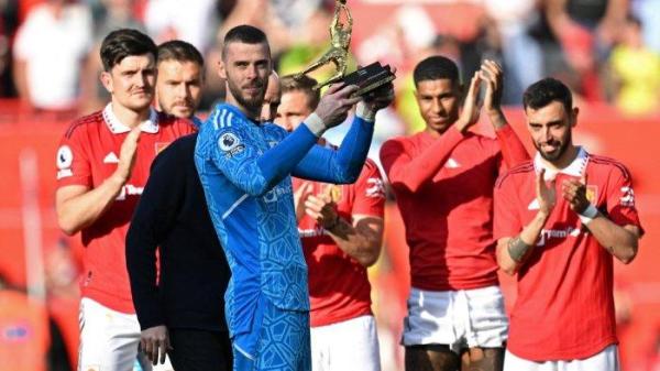 Kiper Manchester United, David de Gea mendapat tepuk tangan dari rekan setimnya saat ia mengangkat trofi sarung tangan emas, untuk clean sheet terbanyak di musim ini setelah pertandingan sepak bola Liga Inggris antara Manchester United vs Fulham di Old Trafford, pada 28 Mei 2023. Man Utd memenangkan pertandingan 2-1.