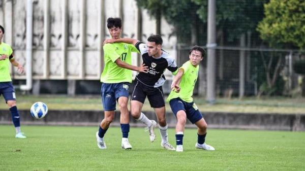 Pemain keturunan Belanda Jens Raven dalam sesi Pemusatan Latihan (TC) Timnas U20 Indonesia di Jepang, November 2024.