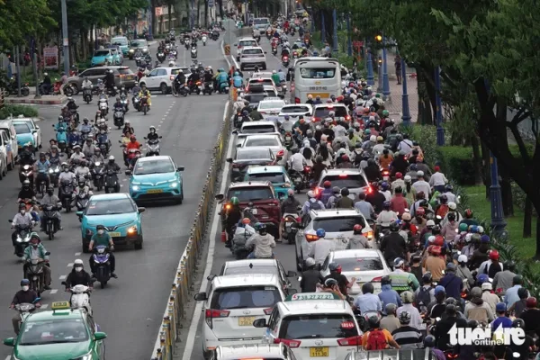 TP.HCM hạn chế xe xăng từng bước, có lộ trình phù hợp được người dân đồng tình, ủng hộ - Ảnh 1.