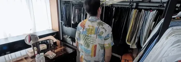 Hong Kong singer Gillian Chung’s walk-in wardrobe at her Beijing residence. Photo from Zhejiang TVs YouTube