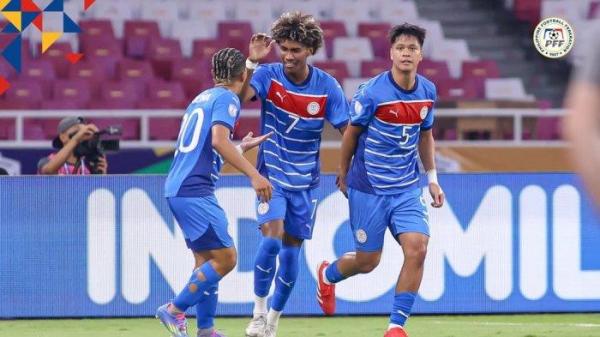 SELEBRASI - Selebrasi penyerang Filipina, Otu Abang Banatao (tengah) saat menjebol gawang Malaysia pada laga perdana Grup A Piala AFF U23 2025 di Stadion Utama Gelora Bung Karno (SUGBK), Jakarta, Selasa (15/7/2025) sore WIB. Filipina berhasil menggasak Malaysia 2-0.