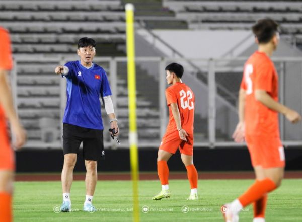 U23 Việt Nam tập mà không có HLV Kim Sang Sik - Ảnh 2.
