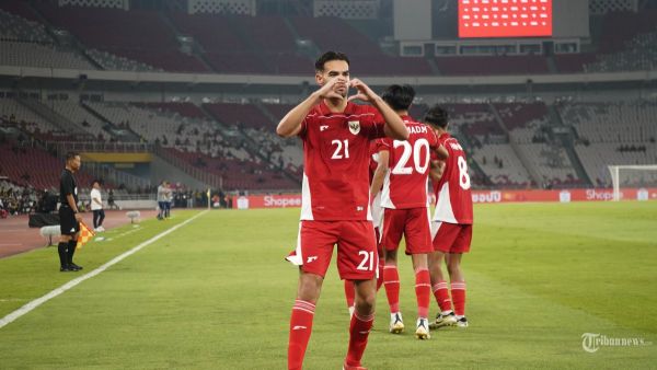 PIALA AFF U23 - Selebasi Pesepak bola Timnas U-23 Indonesia, Jens Raven usai menjebol gawang Timnas Brunei Darussalam pada pertandingan penyisihan Grup A Piala AFF U-23 di Stadion Utama Gelora Bung Karno (SUGBK), Jakarta, Selasa (15/7/2025). Indonesia sementara unggul 2-0 di babak pertama. TRIBUNNEWS/HERUDIN